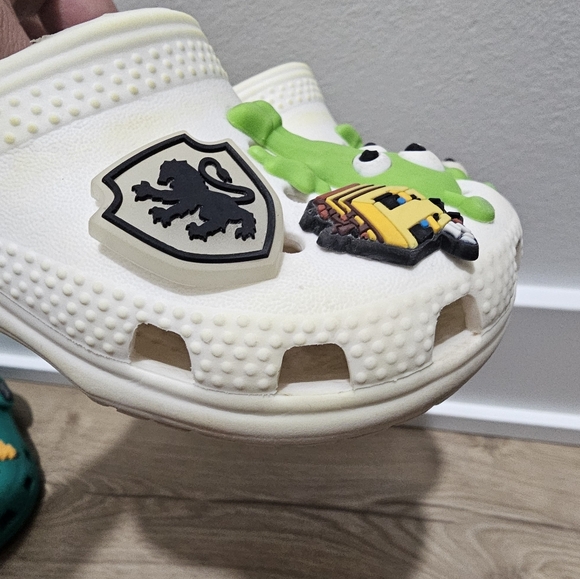 CROCS Kid's Classic Glow Alien Clog/Zuecos Classic Green Size 6 and 7 - Picture 11 of 16